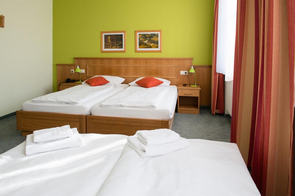 Land- Und Golfhotel Alte Fliegerschule Eisenach Exterior photo